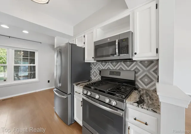 Listing Photo 5 - Condo for sale in building located at 43835 Coachmaker Dr, Sterling Heights, MI 48313
