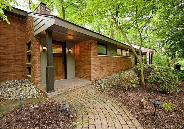 Single family home for sale at 3310 Dogwood Ct, Bloomfield Hills, MI 48304 | MLS# 20261057167 | Listing updated on 2026-08-26