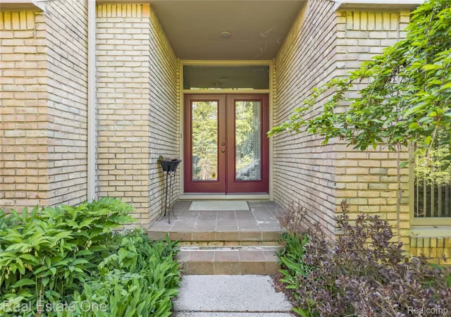 Photo 1 of Sale Pending at 5000 Mirror Lake Ct #19, West Bloomfield, MI 48323 | MLS# 20261057170 | Listing updated on 2026-08-31