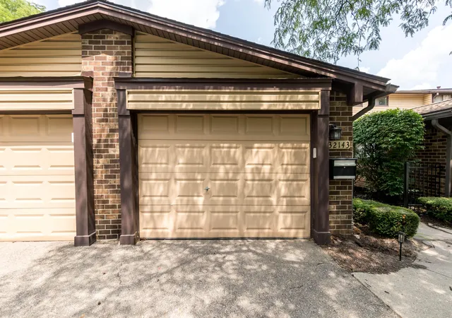 Listing Photo 2 - Condo for sale in building located at 32143 W 12 Mile Rd, Farmington Hills, MI 48334 - Unit #