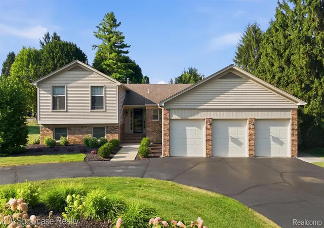 Photo 1 of Single family home for sale at 3260 Ravinewood Dr, Commerce Township, MI 48382 | MLS# 20261057180 | Listing updated on 2026-08-30