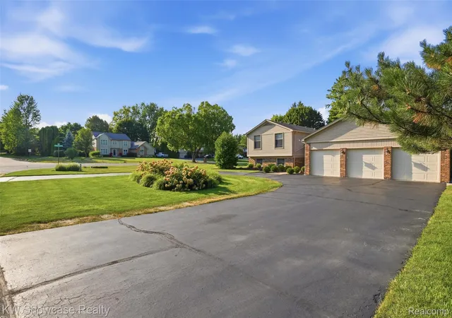 Photo 3 of Single family home for sale at 3260 Ravinewood Dr, Commerce Township, MI 48382 | MLS# 20261057180 | Listing updated on 2026-09-13