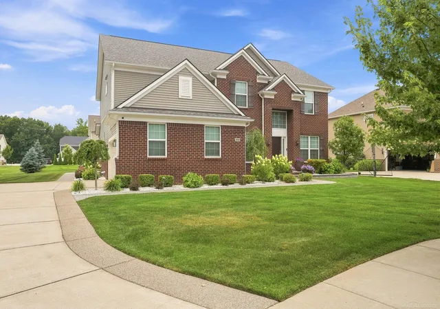 Photo 2 of Single family home for sale at 950 Weber Ct, Lake Orion, MI 48360 | MLS# 58050215914 | Listing updated on 2026-07-25