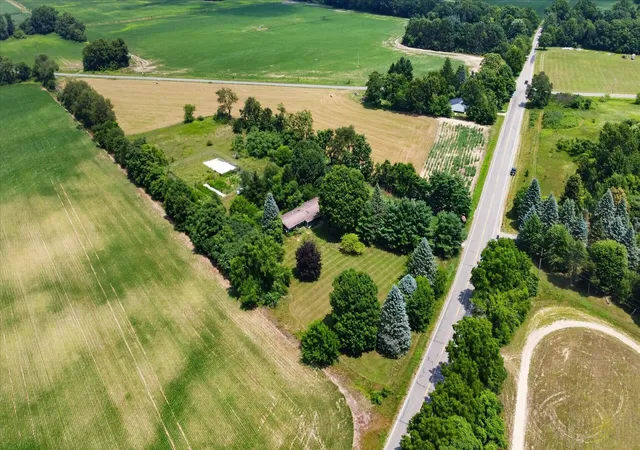 Photo 3 of Single family home for sale at 40516 County Rd 669, Decatur, MI 49045 | MLS# 69026037950 | Listing updated on 2026-08-14
