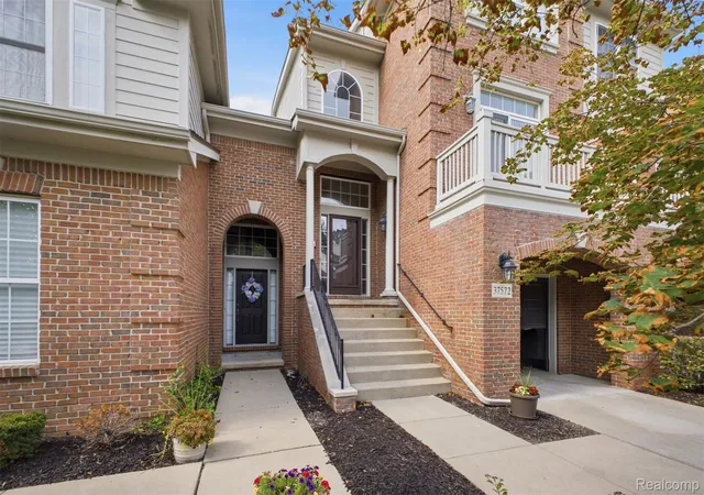 Listing Photo 1 - Condo for sale in building located at 37576 Newburgh Park Cir, Livonia, MI 48152