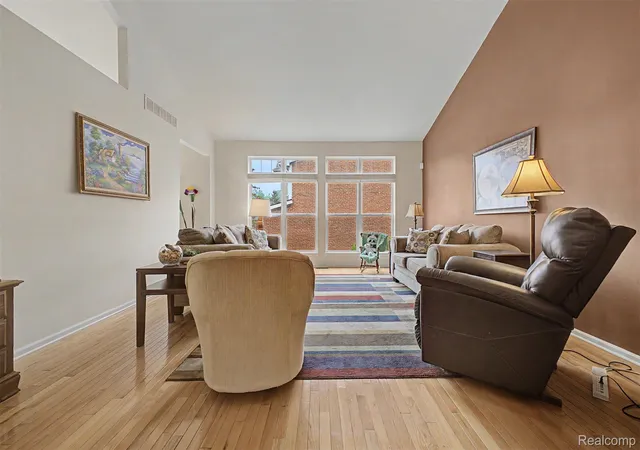 Listing Photo 4 - Condo for sale in building located at 37576 Newburgh Park Cir, Livonia, MI 48152