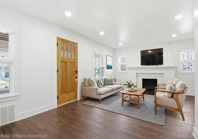 Photo 4 of Single family home for sale at 1029 Longfellow Ave, Royal Oak, MI 48067 | MLS# 20261057306 | Listing updated on 2026-10-07