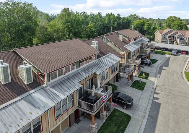 2nd image of 13802 S W Bayshore Dr, ElmwoodCharterTownship_Leelanau, MI 49684