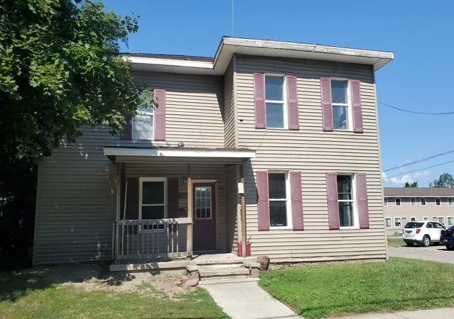 Photo 1 of Sale Pending at 702 Oak St, Mount Pleasant, MI 48858 | MLS# 79080071403 | Listing updated on 2026-07-27
