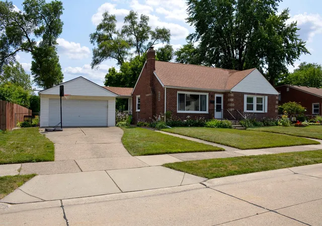Photo 2 of Single family home for sale at 8474 Harding St, Center Line, MI 48015 | MLS# 58050215956 | Listing updated on 2026-09-03