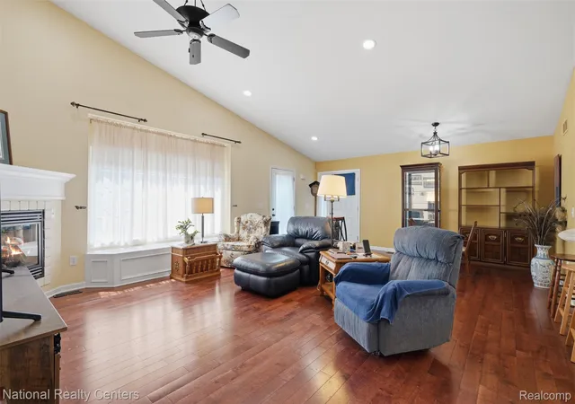 Listing Photo 4 - Condo for sale in building located at 809 Chelsea Ridge Ct, Howell, MI 48843