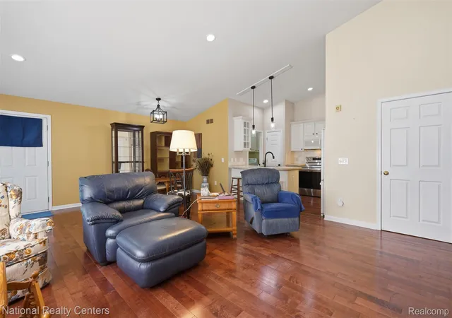 Listing Photo 5 - Condo for sale in building located at 809 Chelsea Ridge Ct, Howell, MI 48843