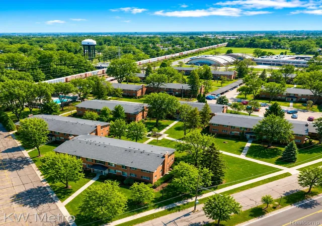 Listing Photo 2 - Condo for sale in building located at 850 N Adams Rd, Birmingham, MI 48009 - Unit #6