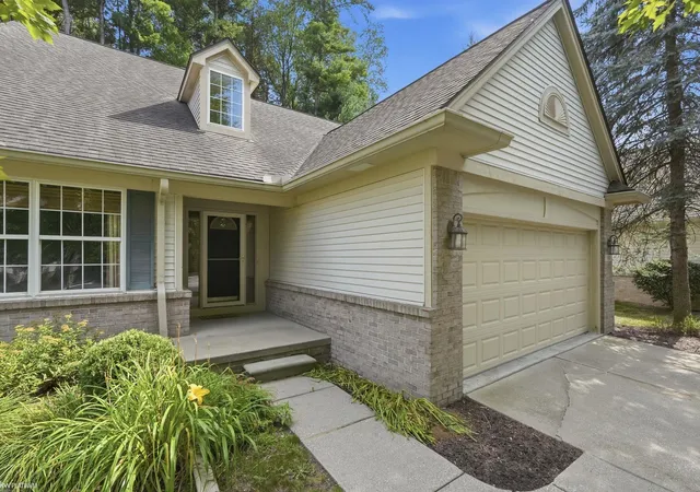 Photo 3 of Condo for sale at 183 Four Seasons Rd, Lake Orion, MI 48360 | MLS# 58050215985 | Listing updated on 2026-09-16