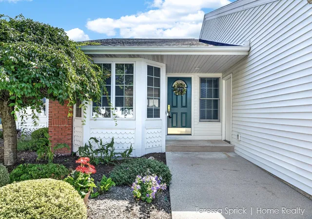 Listing Photo 3 - Condo for sale in building located at 1533 Castlemaine Dr, Zeeland, MI 49464