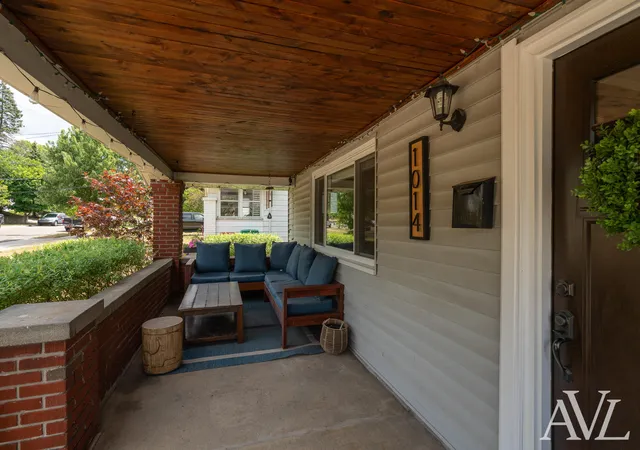 Photo 3 of Single family home for sale at 1014 Crescent St Ne, Grand Rapids, MI 49503 | MLS# 65026038101 | Listing updated on 2026-09-09