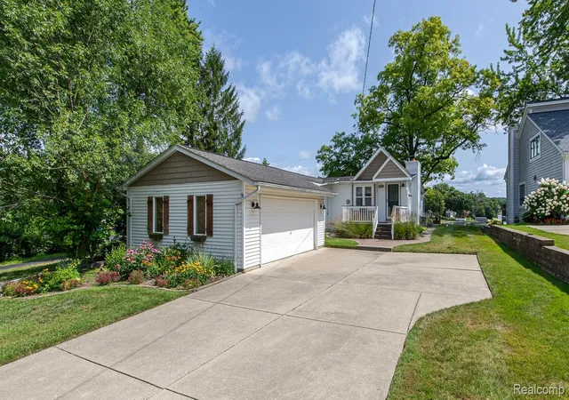 Photo 2 of Single family home for sale at 10470 King Rd, Davisburg, MI 48350 | MLS# 20261057401 | Listing updated on 2026-08-27