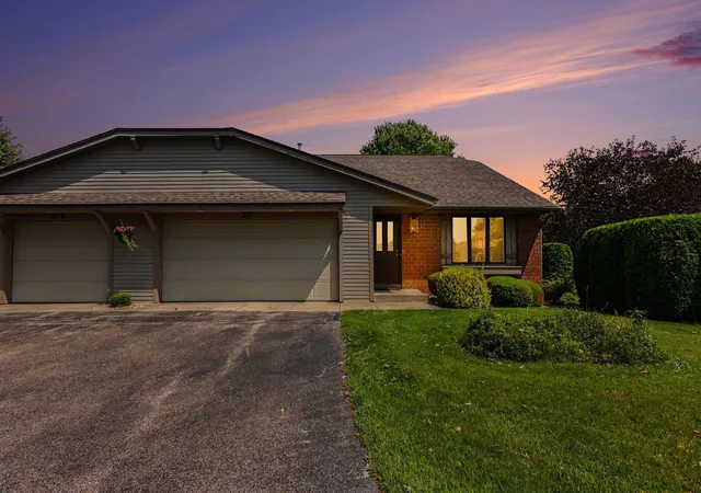 Listing Photo 3 - Condo for sale in building located at 217 Parkside Dr, Zeeland, MI 49464