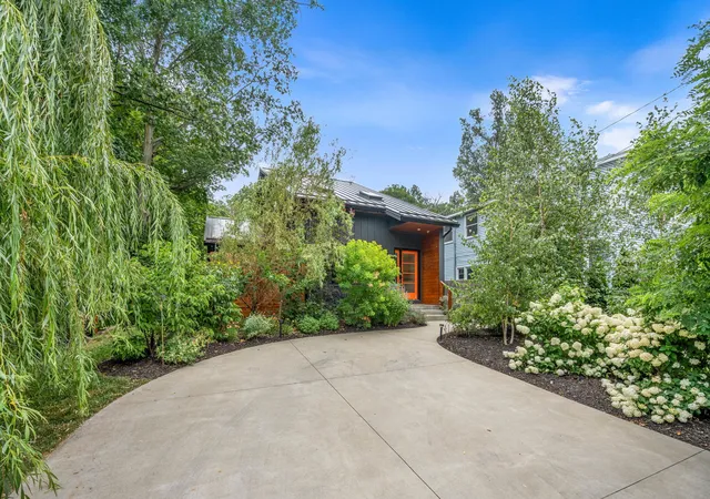 Photo 2 of Single family home for sale at 841 Holland St, Saugatuck, MI 49453 | MLS# 71026038115 | Listing updated on 2026-09-16