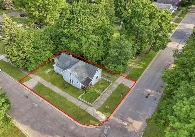 Photo 2 of Single family home for sale at 901 Ernst St, Cadillac, MI 49601 | MLS# 78080071419 | Listing updated on 2026-09-30