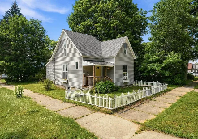 Photo 4 of Single family home for sale at 901 Ernst St, Cadillac, MI 49601 | MLS# 78080071419 | Listing updated on 2026-09-30