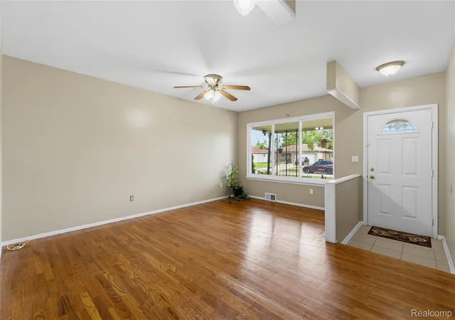 Photo 4 of Single family home for sale at 3173 Hedge Dr, Sterling Heights, MI 48310 | MLS# 20261057413 | Listing updated on 2026-08-22