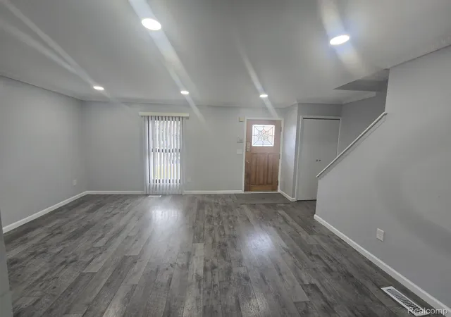 Listing Photo 5 - Condo for sale in building located at 8410 Hickory Dr, Sterling Heights, MI 48312