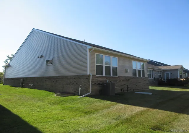 Listing Photo 2 - Condo for sale in building located at 38731 Chasewood Ct, Farmington, MI 48335 - Unit #