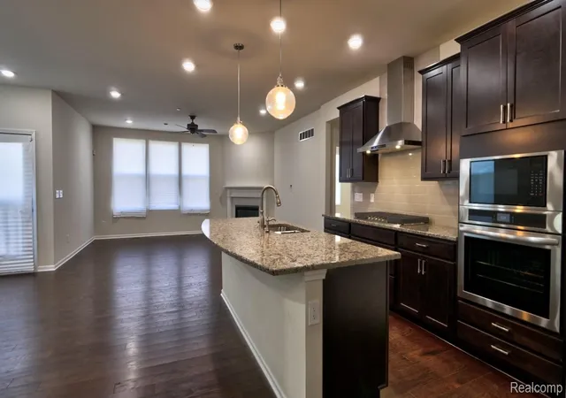 Listing Photo 3 - Condo for sale in building located at 38731 Chasewood Ct, Farmington, MI 48335