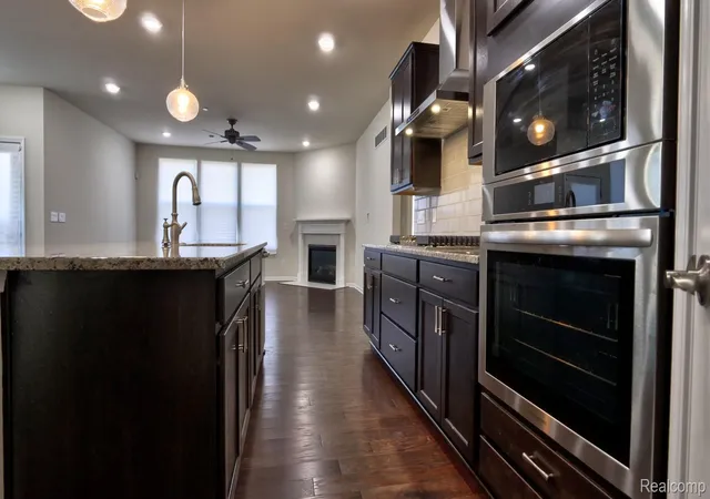 Listing Photo 4 - Condo for sale in building located at 38731 Chasewood Ct, Farmington, MI 48335