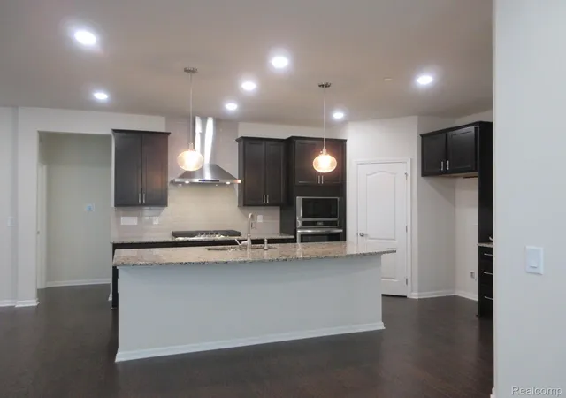 Listing Photo 5 - Condo for sale in building located at 38731 Chasewood Ct, Farmington, MI 48335