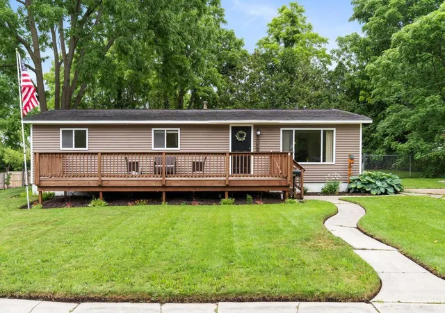 1st image of 1015 West St, Boyne City, MI 49712 | MLS# 69026038146