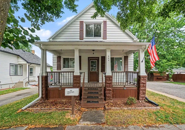 1st image of 909 Michigan Ave, Bay City, MI 48708 | MLS# 61050216020