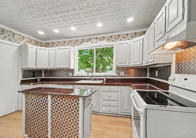 5th image of 909 Michigan Ave, Bay City, MI 48708 | MLS# 61050216020