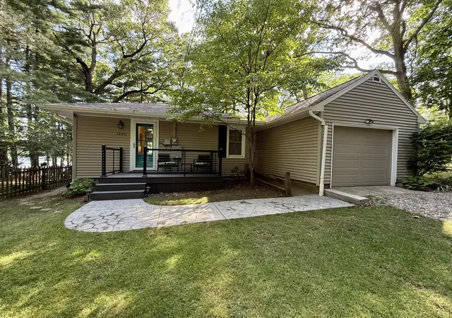 Photo 1 of Single family home for sale at 1880 Hemlock Crst Dr, Quincy, MI 49082 | MLS# 53026038170 | Listing updated on 2026-08-24