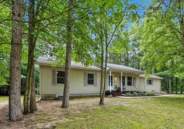 2nd image of 9307 Evergreen Dr, Traverse City, MI 49684 | MLS# 78080071438