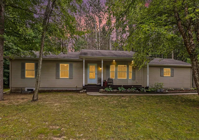 Photo 3 of Single family home for sale at 9307 Evergreen Dr, Traverse City, MI 49684 | MLS# 78080071438 | Listing updated on 2026-09-18