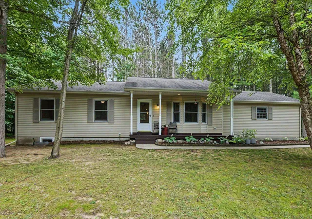 Photo 4 of Single family home for sale at 9307 Evergreen Dr, Traverse City, MI 49684 | MLS# 78080071438 | Listing updated on 2026-10-01