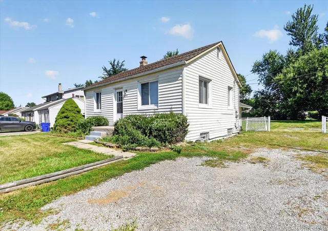 Listing Photo 4 - Condo for sale in building located at 18391 Masonic, Fraser, MI 48026