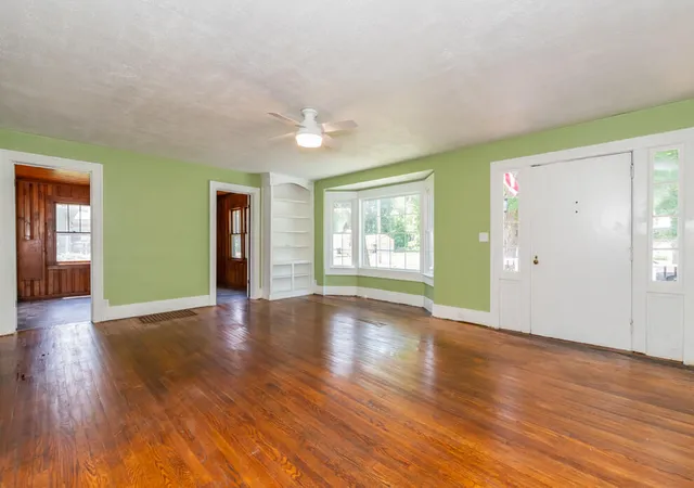3rd image of 1112 Washburn Ave, Kalamazoo, MI 49048 | MLS# 66026038213