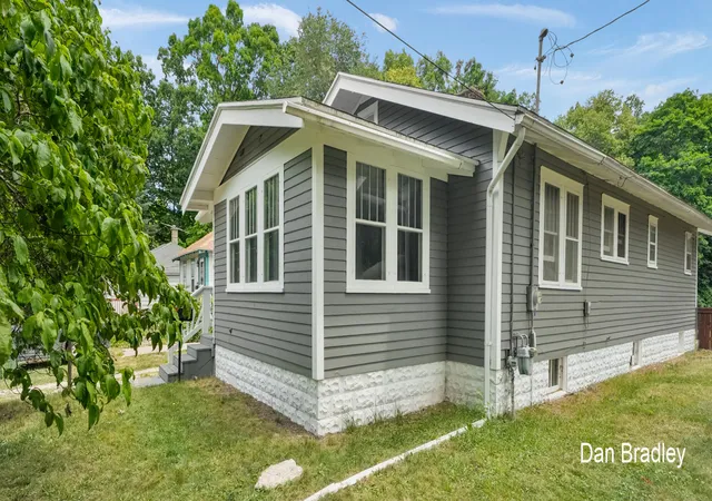 Photo 3 of Single family home for sale at 3056 Effie Pl Ne, Grand Rapids, MI 49505 | MLS# 65026038249 | Listing updated on 2026-08-27