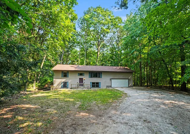 Photo 2 of Single family home for sale at 16137 Comstock St, Grand Haven, MI 49417 | MLS# 65026038242 | Listing updated on 2026-09-05