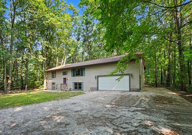 Photo 3 of Single family home for sale at 16137 Comstock St, Grand Haven, MI 49417 | MLS# 65026038242 | Listing updated on 2026-09-05