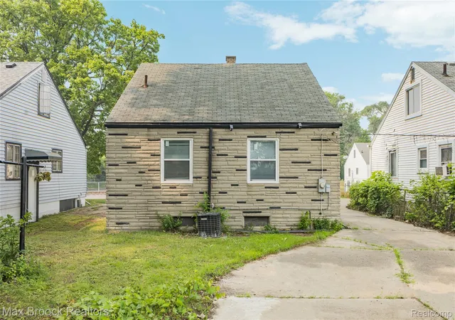 Photo 2 of Single family home for sale at 45 Pleasantview Dr, Pontiac, MI 48341 | MLS# 20261057574 | Listing updated on 2026-07-25