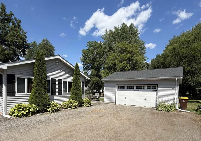 2nd image of 325 S Main St, Chesaning, MI 48616 | MLS# 61050216070