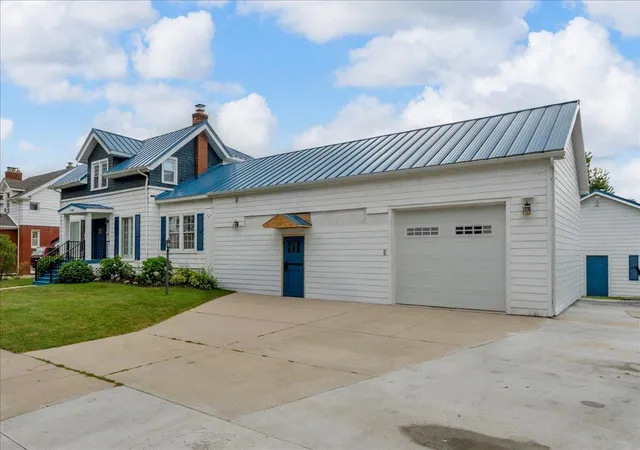Photo 3 of Single family home for sale at 1748 Saint Clair River Dr, Algonac, MI 48001 | MLS# 58050216074 | Listing updated on 2026-08-27