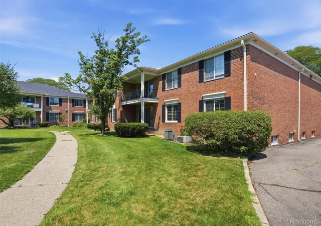 Listing Photo 5 - Condo for sale in building located at 29636 Middlebelt Rd, Farmington, MI 48334 - Unit #2602