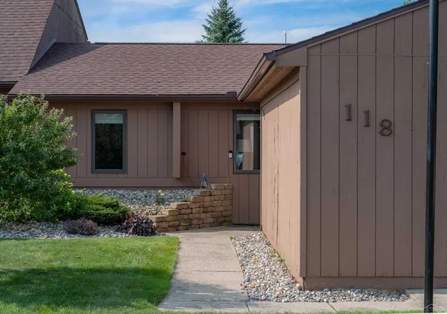 Listing Photo 2 - Condo for sale in building located at 118 Darley Ave, Auburn, MI 48611