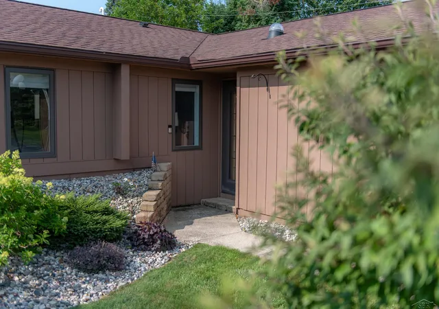 Listing Photo 3 - Condo for sale in building located at 118 Darley Ave, Auburn, MI 48611