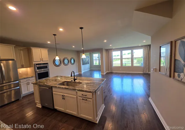 3rd image of 4913 Glenora Dr, Lake Orion, MI 48359